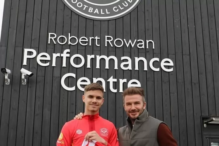 Romeo Beckham bersama sang ayah David Beckham. (Akun Instagram @romeobeckham)