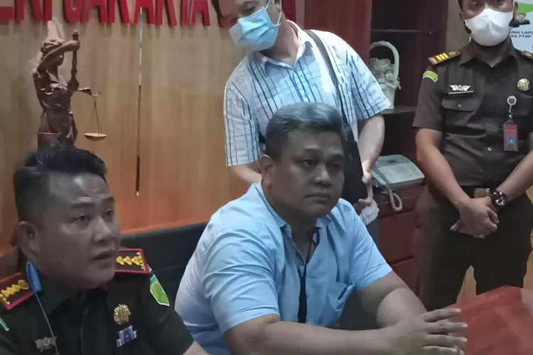 Kajari Jakarta Utara Atang Pujiyanto SH MH didampingi Kasi Intelijen dan JPU Doni Boy Panjaitan memberi ketereangan pers penjemputan terpidana buron Wenhai Guan