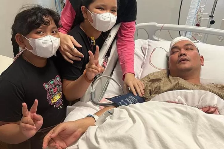 Aldila Jelita beserta anak-anaknya menemani Indra Bekti