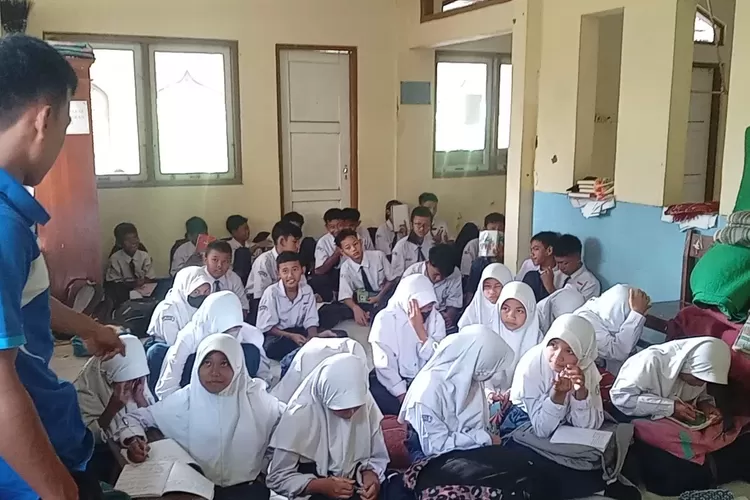 Kegiatan Belajar Mengajar (KBM) Pelajar SMPN 9 Batang di musala sekolah.