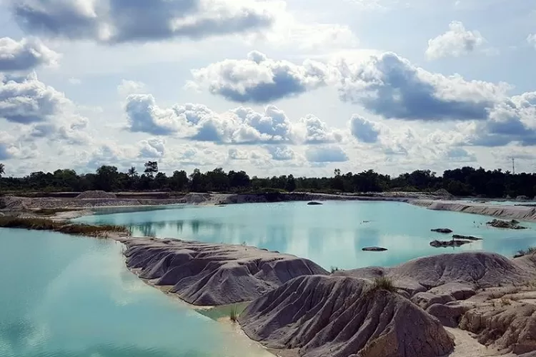Danau Kaolin, salah satu rekomendasi destinasi wisata bekas tambang di Indonesia yang super kece (Instagram @indonesia_traveler)