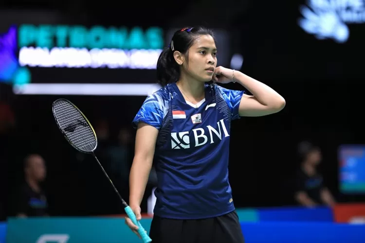 Tunggal putri Indonesia Gregoria Mariska Tunjung mengalahkan He Bing Jiao di babak pertama Malaysia Terbuka 2023. 