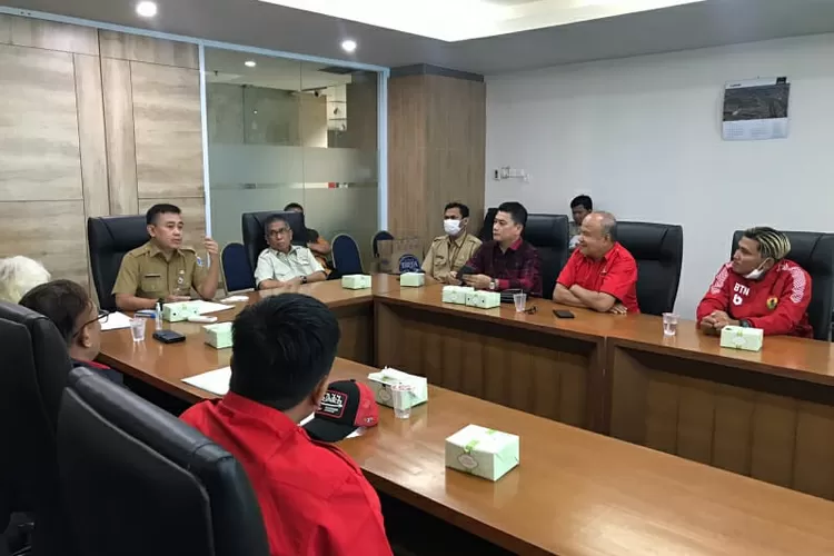 sebanyak 20 pimpinan klub sepakbola DKI Jakarta minta klarifikasi kepada KONI DKI terkait tim bayangan  PON.