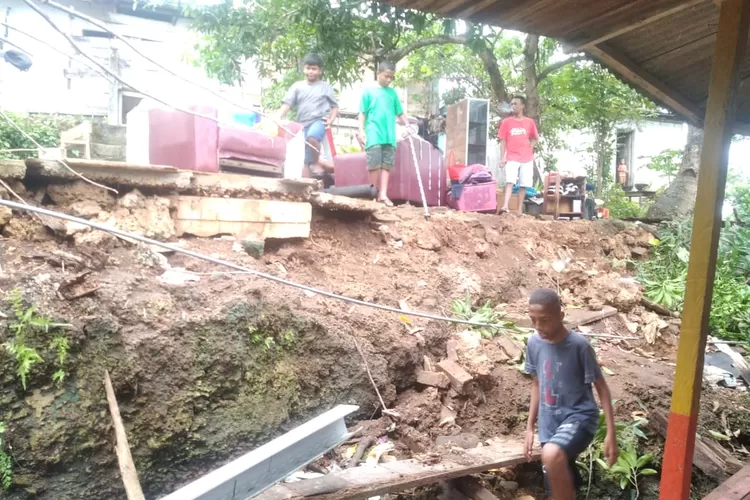 Rumah rusak akibat gempa di  Maluku, Selasa (10/1/2023) dini hari
