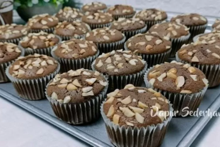 Bolu cokelat kacang mini, ide jualan 2000an yang cocok untuk titip jual dan isian snack box. (YouTube DAPUR SEDERHANA TIKA)