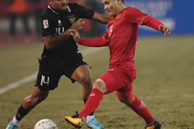 Pemain Timnas Asnawi (kiri) berebut bola dengan pemain Vietnam (Ist)