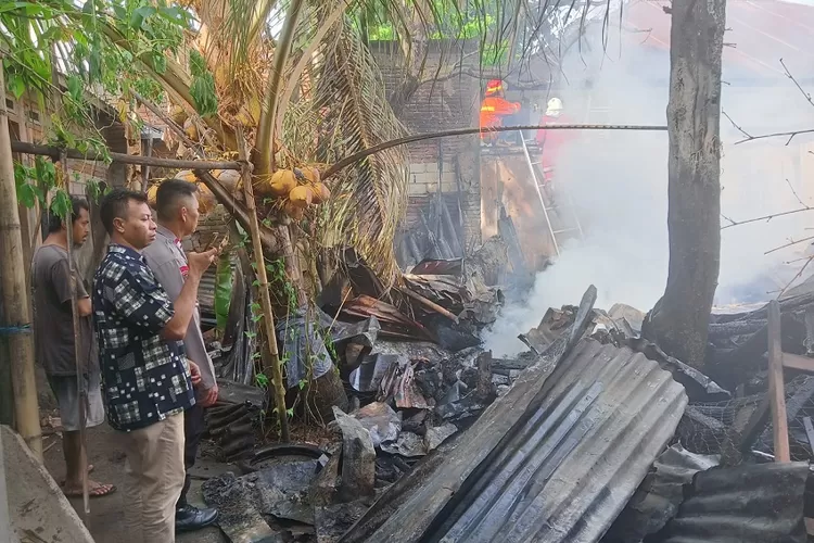 Satu rumah terbakar di Gunungsari, Lombok Barat. (Suara Karya/Istimewa)