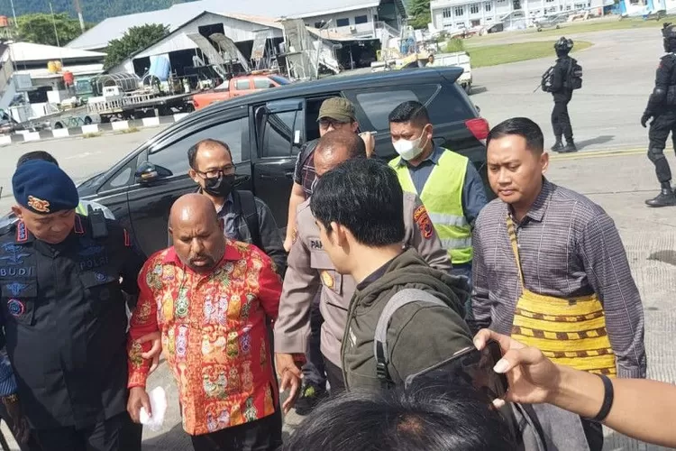 Lukas Enembe, tersangka dugaan suap tiba di Bandara Samratulangi, Manado dikawal oleh Dansat Brimob Polda Papua, Irwasda Polda Papua dan Kapolda Sulawesi Utara, Selasa (10/1/2023).  (ANTARA/HO-Divisi Humas Polri)