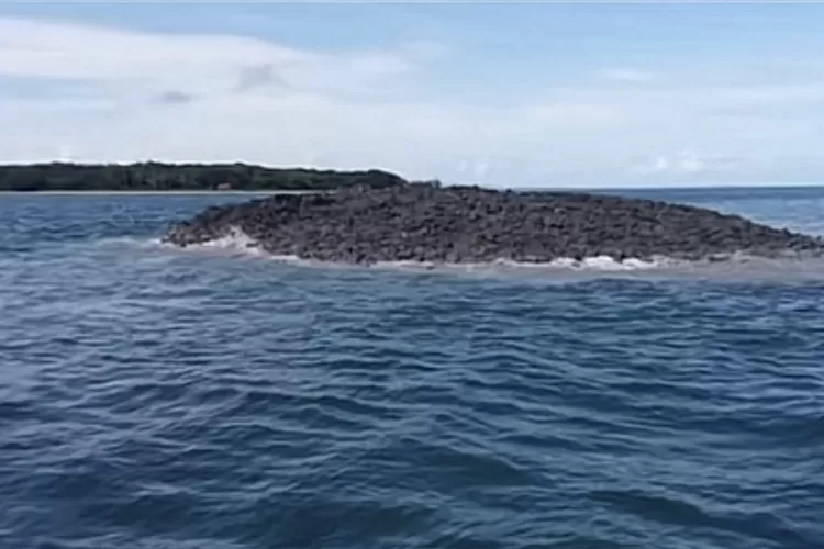 Pulau baru di Maluku setelah terjadi gempa kemarin. (Tangkap layar TikTok/@dft_bryan99_)