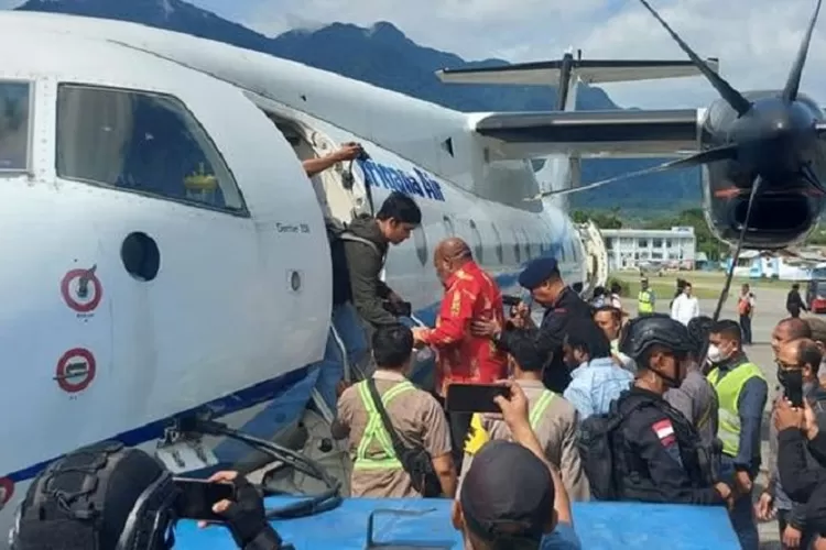 Gubernur Papua Lukas Enembe ditangkap KPK di Bandara Sentani (Foto: arsip Polri)