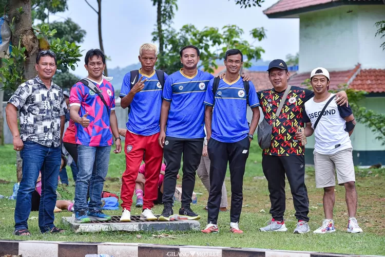 Para pemain di Skuad Cibinong Poetra tak hanya siap, namun juga bersemangat untuk menghadapi babak 8 besar Piala Suratin U-15 Jawa Barat musim ini. (Para pemain di Skuad Cibinong Poetra tak hanya siap, namun juga bersemangat untuk menghadapi babak 8 besar Piala Suratin U-15 Jawa Barat musim ini.)