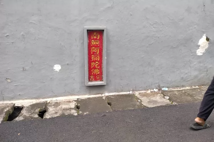 Prasasti huruf Tionghoa di depan Masjid Pekojan Semarang.  (Ayosemarang.com/ Audrian Firhannusa)