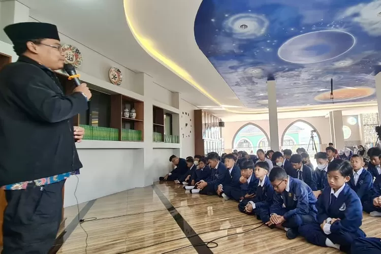 Pakar peghafal Al Quran dan penulis buku Mutqin Al Muyyasar Ustaz Khosin Hariyadi ketika memberikan materi menghafal Al Quran jadi mudah dan menyenangkan - Foto: Prima Cendekia Islami