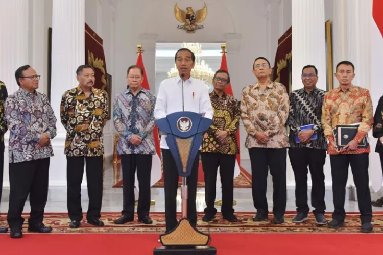 Presiden Jokowi memberikan keterangan pers usai menerima Laporan Tim  PPHAM di Istana Merdeka, Jakarta, (11/1/23) 
