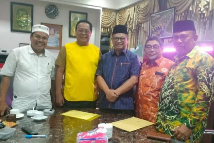 Gubernur Kalimantan Selatan Sahbirin Noor yang akrab disapa Paman Birin (kedua dari kiri) berharap warga Banjar yang ada di banua orang agar terus menjaga solidaritas dan kerukunan bersama (Ist)