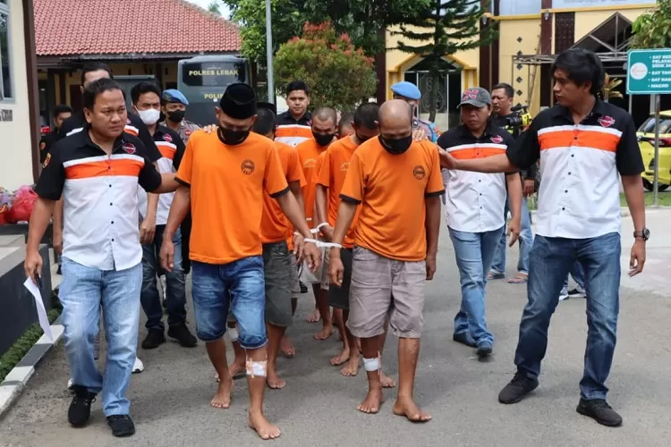 11 Pelaku Curanmor saat digelandang anggota Polres Lebak (foto: Bidhumas)