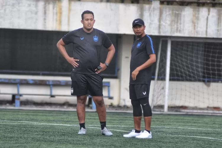 Asisten pelatih PSIS Semarang Achmad Resal Octavian (kiri) mengundurkan diri.  (Istimewa)