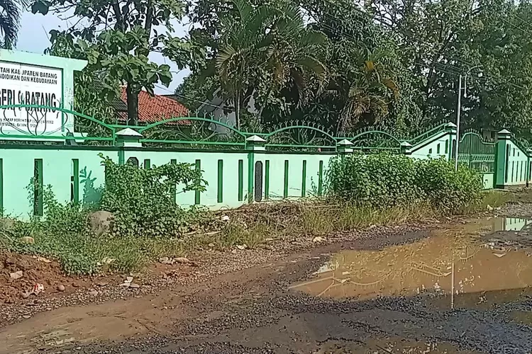 Akses jalan menuju SMP Negeri 9 Batang di Karangasem Utara, Kabupaten Batang rusak. (Foto: dok)
