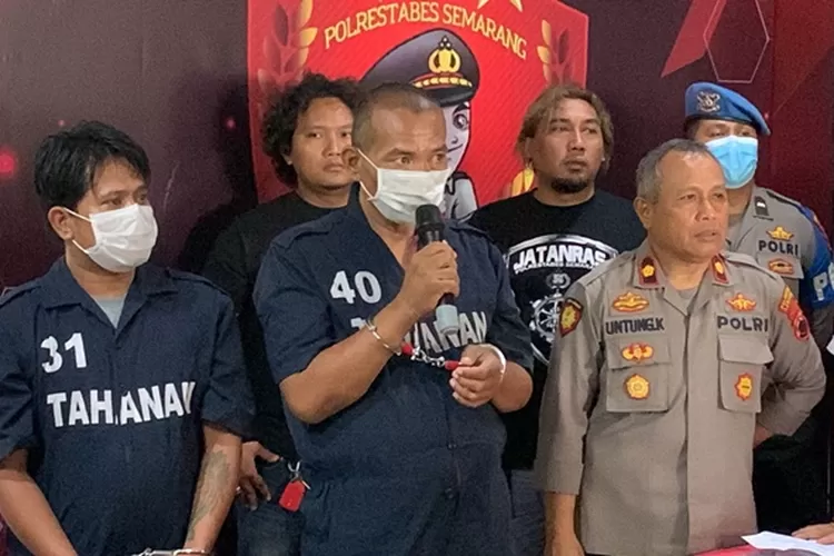 Dua orang pencuri di Jalan Sriwijaya yang ditangkap Polrestabes Semarang.  (Istimewa)