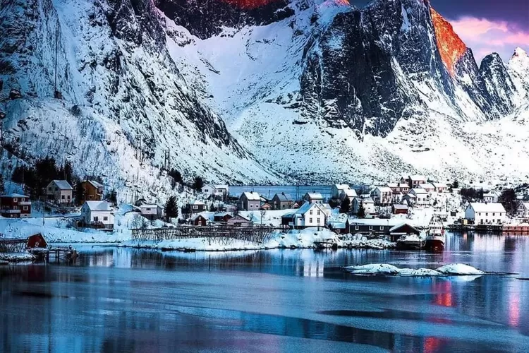Cantiknya destinasi wisata yang disebut inspirasi Film Frozen, Desa Hallstatt di Austria (Instagram @besttravelingworld)