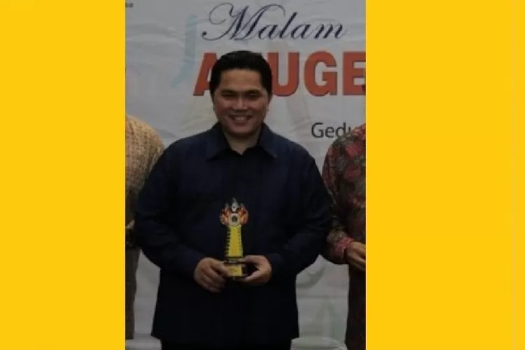 Menteri BUMN Erick Thohir ketika menerima penghargaan Golden Award Malam Anugerah Olahraga Siwo PWI 2019 kategori Inspirator Go Internasional di Gedung Negara Grahadi Surabaya, Jumat (8/2/2019)  (Ist)