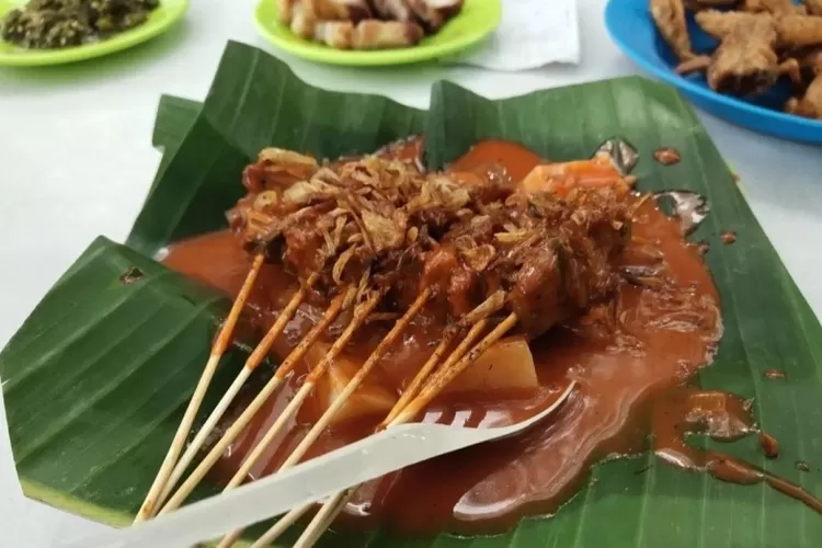 Sate Padang adalah salah satu makanan khas Padang yang telah melegenda ( https://www.gotravelly.com/blog/10-kuliner-legendaris-di-padang/)