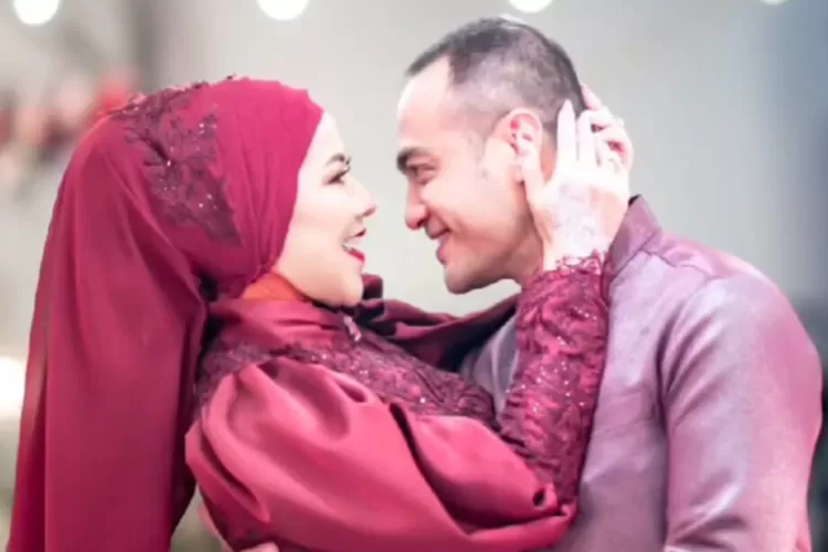 Penyebab hidung Venna Melinda berdarah diduga karena ditekan kepala Ferry Irawan. ( instagram @ferryirawanreal)