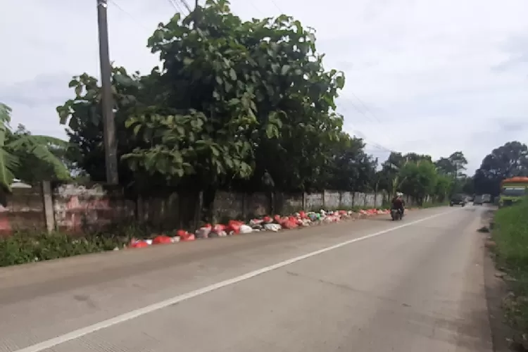 Sampah tidak terangkut di jalur Kabupaten Bogor (Mam/Bogor Times)