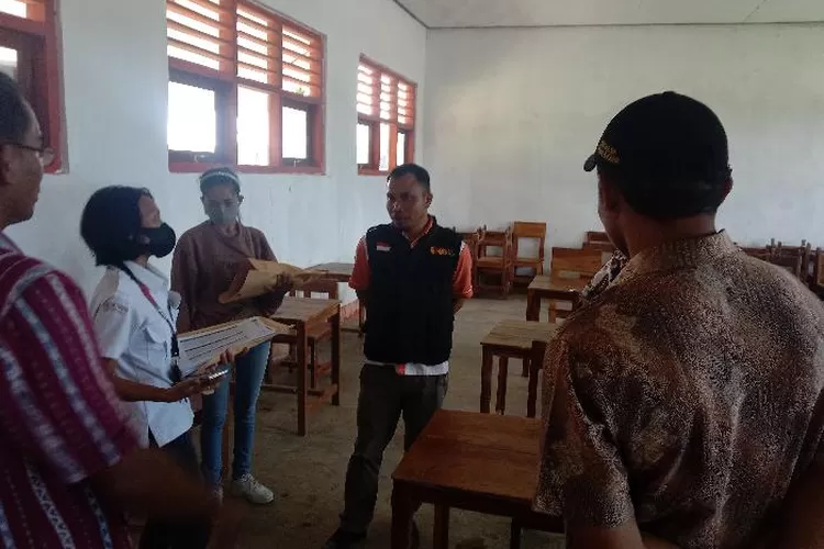 Anggota Bawaslu Mabar Frumensius Menti bersama panitia KPUD Mabar sebelum tes tertulis di SMPN 3 Mbeliling Kamis (12/1/2023) (Feliks Janggu )