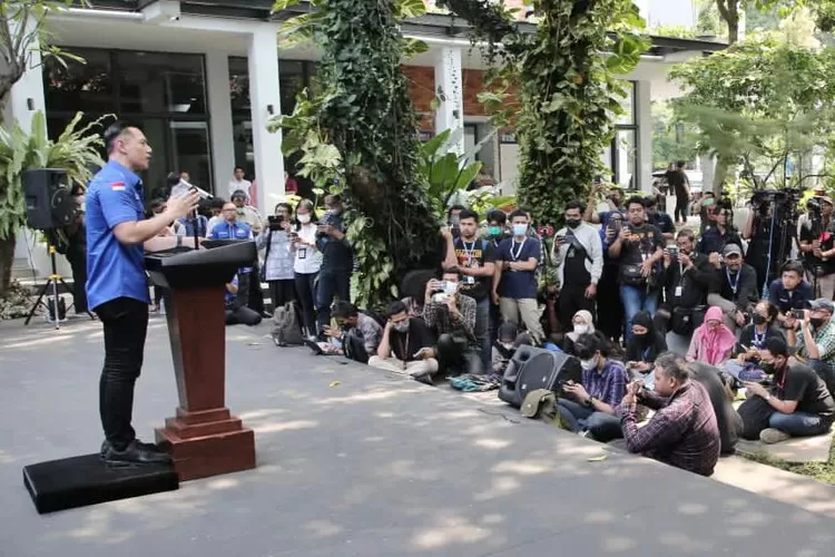 Agus Harimurti Yudhoyono saat memberikan keterangan pers dalam memberi pesan kepada Bawaslu agar tidak terjadi insiden lagi. (Demokrat)