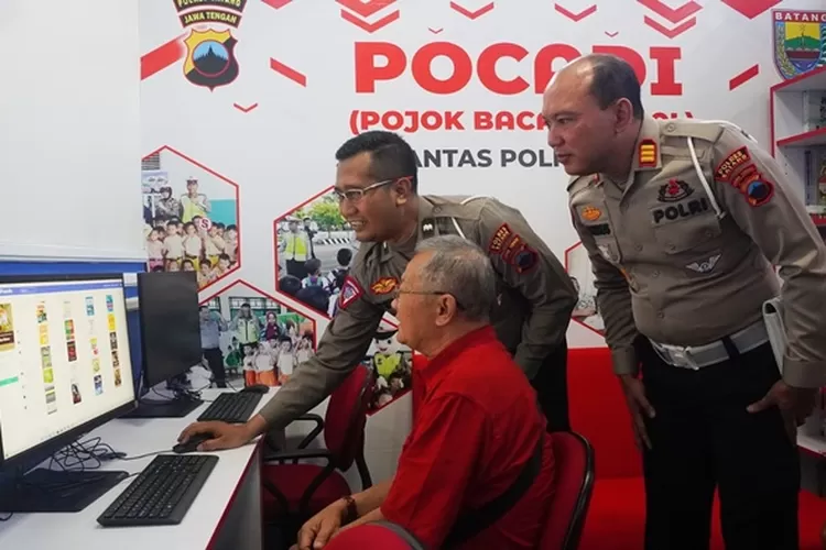 Kepala Dinas Perpustakaan dan Kearsipan Kabupaten Batang, Rakhmat Nurul Fadilah, Kasatlantas Polres Batang AKP Agus Pardiyono Marinus, Remikan layanan Pocadi di Kantor Satlantas Polres Batang, Jumat 13 Januari 2023.  (Muslihun/Kontributor Batang.)