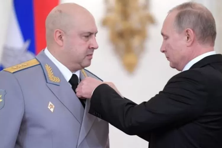 Momen saat Presiden Putin mencabut jabatan Jenderal Sergey Surovikin sebagai komandan di Perang Ukraina. (Fox news )