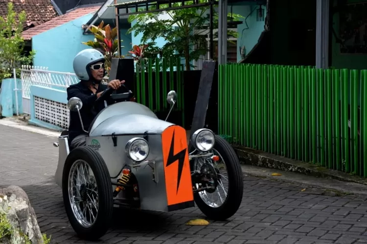 Wiwin Vegas dengan kendaraan listrik ramah lingkungan. (Humas Pemkot Jogja)