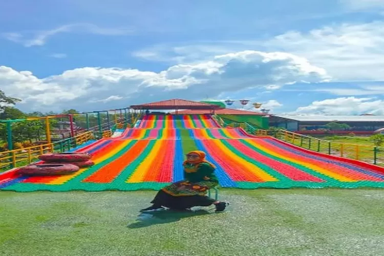 Wahana Rainbow Slide yang ada di tempat wisata Alaska Park Banjarbaru (Instagram @alaskaparkbanjarbaru)