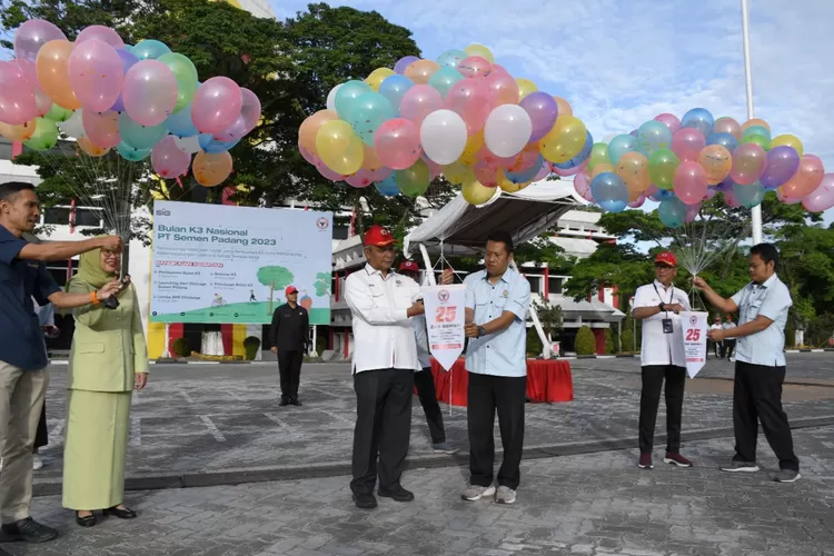 Dirut PT Semen Padang, Asri Mukhtar Datuak Tumangguang Basa, dalam upacara pembukaan Bulan K3 Nasional dan Bulan Mutu Semen Padang tahun 2023, lepas balon berhadiah