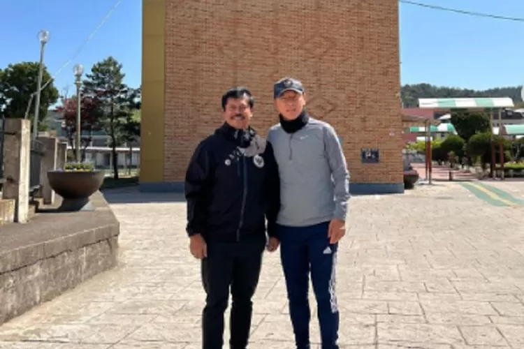 Direktur Teknik PSSI, Indra Sjafri (kiri) dan pelatih timnas Indonesia, Shin Tae Yong (kanan)  saat foto di Korea Selatan.  