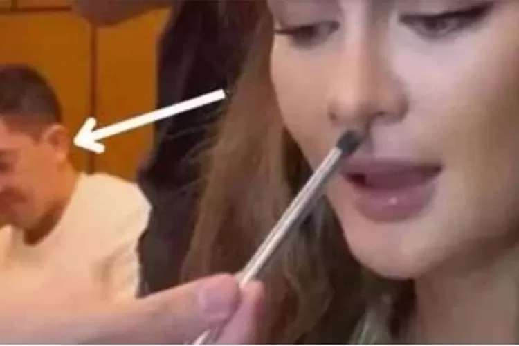 Luna Maya kepergok berduaan di kamar make up dengan sosok ini. (Instagram @conglie_willneverdie)