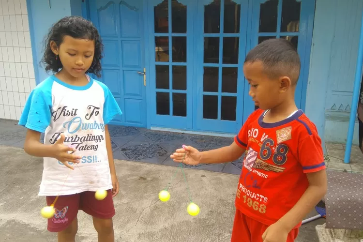 Anak-anal  tengah asyik memainkan permainan lato-lato di waktu senggangnya saat di rumah. (edi prayitno/kontributor Kendal)