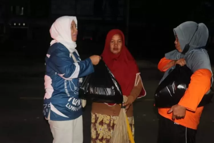 Para Penyapu Jalan di Masamba Dapat Surprise dari Organisasi Perempuan Se-Luwu Utara (Dok. LHR)