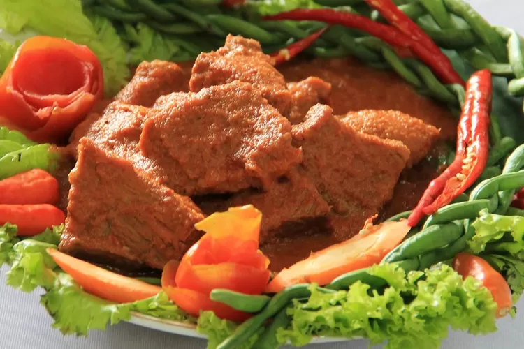 Ikan Asam Padeh yang menjadi salah satu kuliner legendaris Sumbar dengan cita rasa remoahnya yang wajib dicoba.  (Indonesia Kaya)