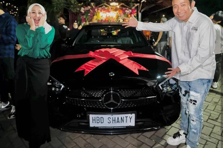 Shanty Widhiastuti dan mobil hadiah ulang tahun dari Denny Cagur, suaminya. (dokpribadi Shanty )
