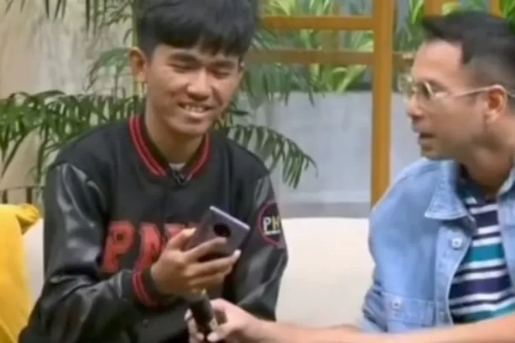 Penampilan Tiko saat diwawancarai Raffi Ahmad. ( Tiktok @sherain_shop)