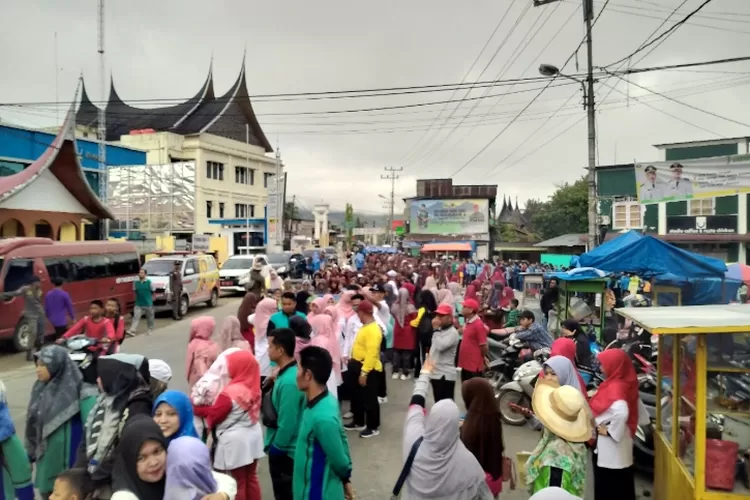 Jalan Utama RTH Muara Labuh Solok Selatan Sesak Pagi Sabtu, Ada Apa? (Jefli)