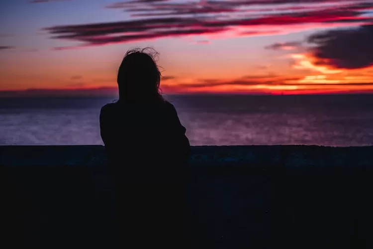 Ilustrasi tanda dia rindu berat sama kamu (Unsplash/ Billy Williams)