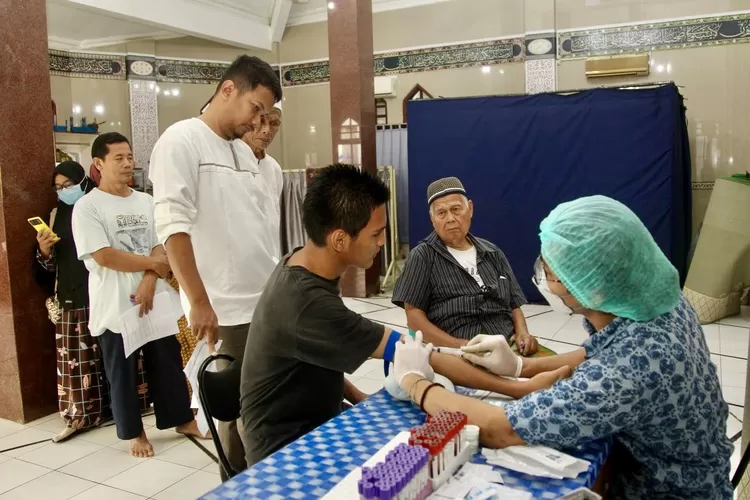 Para peserta Medical check Up antri untuk pengambilan darah - Foto: Henry Lukmanul Hakim