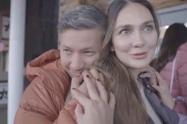 Luna Maya dan Gading Marten tanggapi isu pernikahan keduanya. (Tangkap layar YouTube Luna Maya )