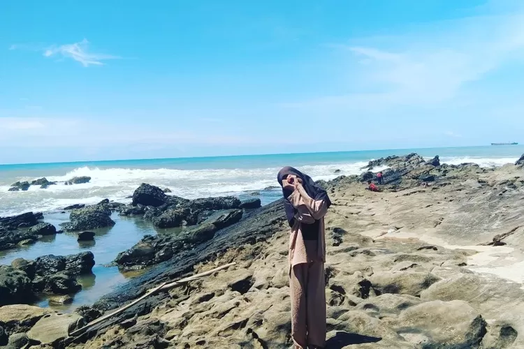 Pantai Karang Taraje, rekomendasi destinasi wisata di Lebak Banten (Instagram @deviarista76)