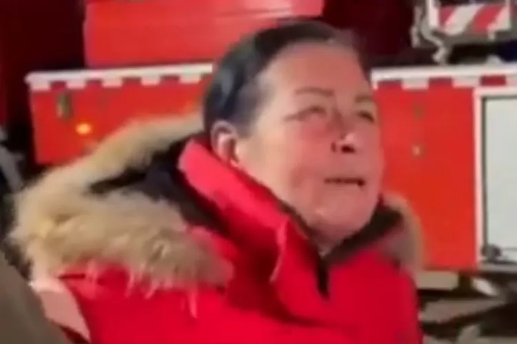 Kesedihan seorang ibu di Dnipro, Ukraina, usai kehilangan anaknya akibat serangan Rusia. (Twitter @Mariana_Betsa)