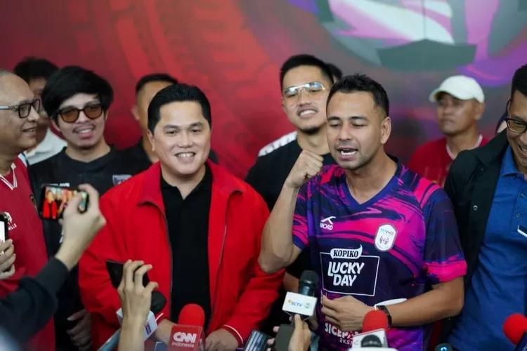 CEO Rans Nusantara FC Raffi Ahmad (kanan) mendukung Menteri BUMN Erick Thohir sebagai calon Ketua Umum PSSI Periode 2023 - 2027 karena dinilai sebagai sosok yang memiliki nyali untuk membenahi sepak bola Indonesia.  (ANTARA/HO - Kementerian BUMN)