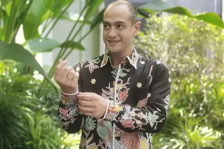Potret Ferry Irawan saat menggunakan kemeja batik lengan panjang (Instagram/ @ferryirawanreal)